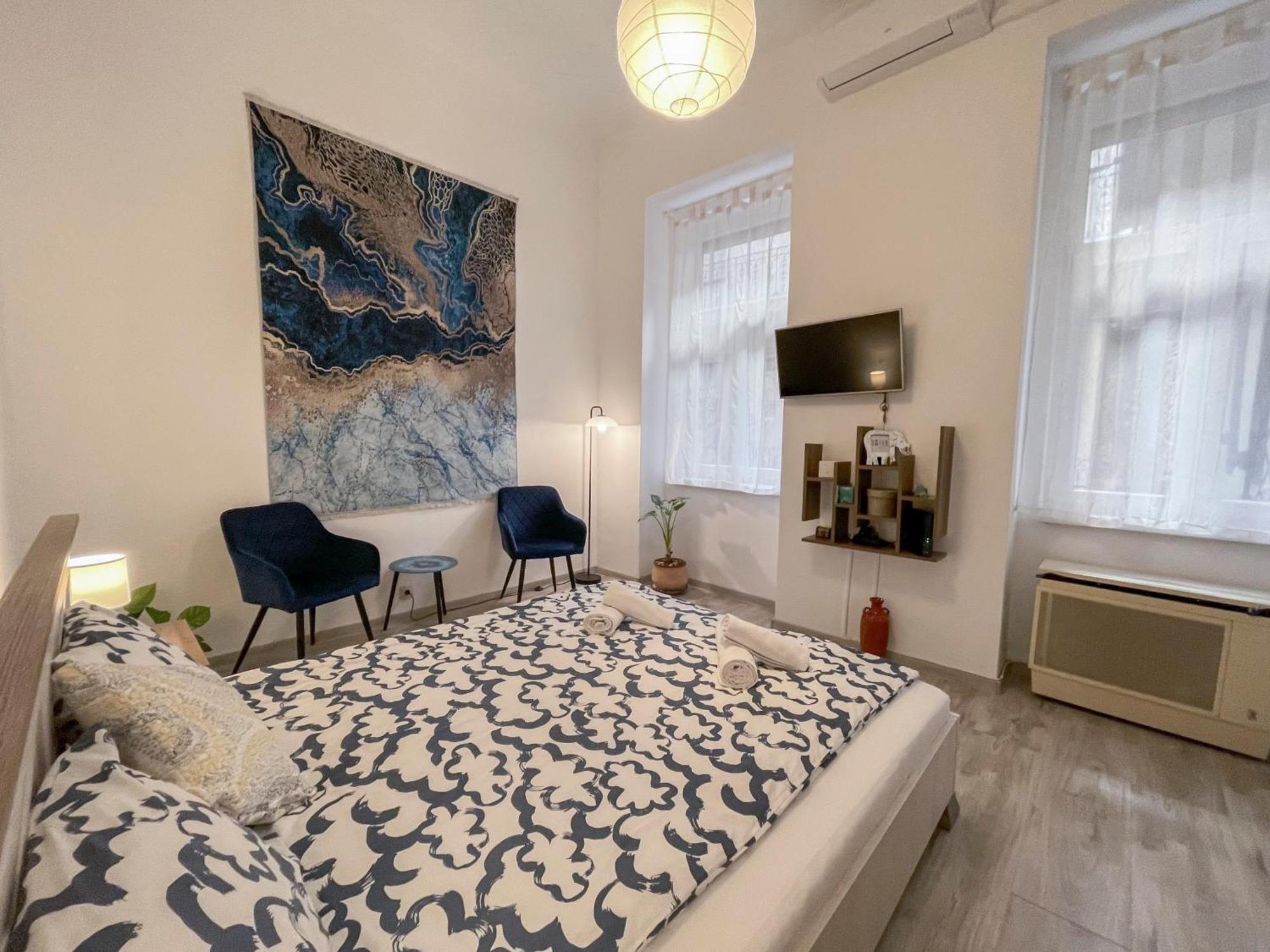 Free Parking, Downtown Apartment Near New York Cafe Budapest Exterior photo